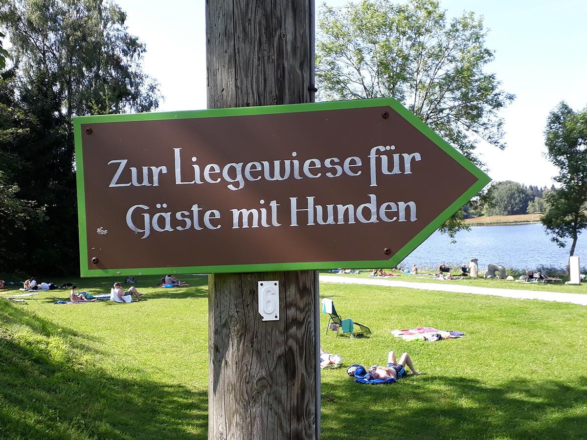 Schild auf der Liegewiese